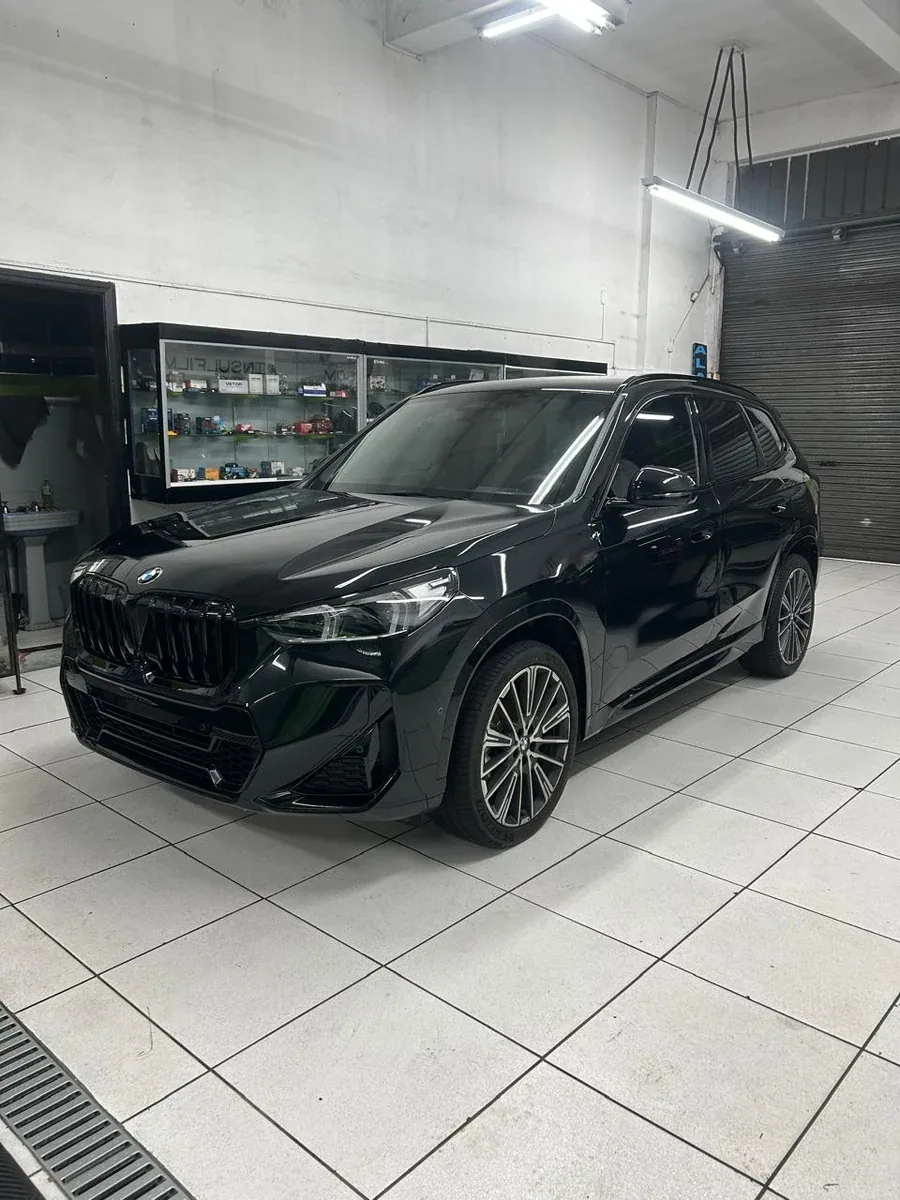 SUV preto em atendimento na Thunder Som