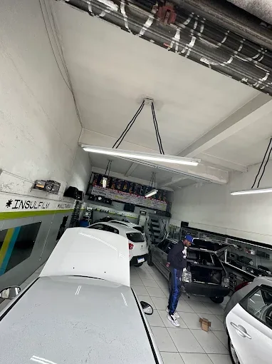 Profissional trabalhando em veículo