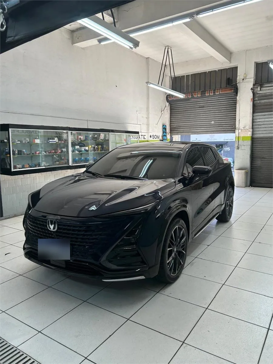 SUV preto visto em ângulo na oficina Thunder Som