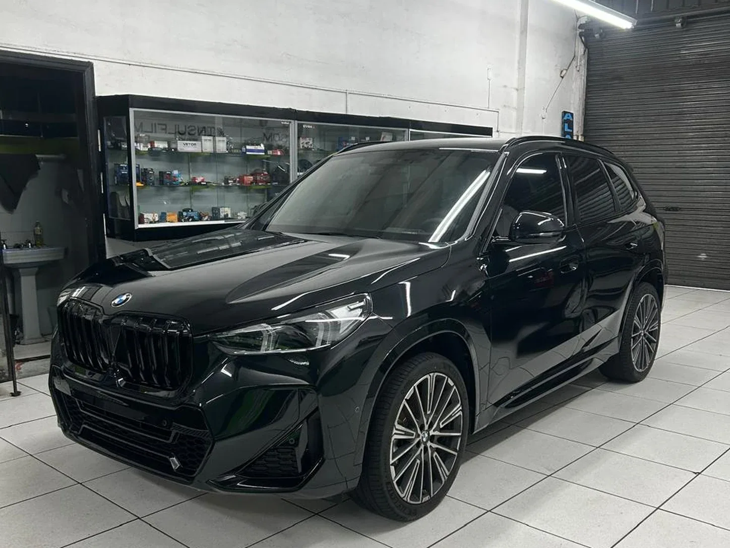 SUV BMW preto em atendimento na Thunder Som